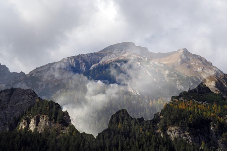 Korinna Fröhlich, Doppelbelichtung 2023 - Vättis, Felsen bei Ramuz mit Simel