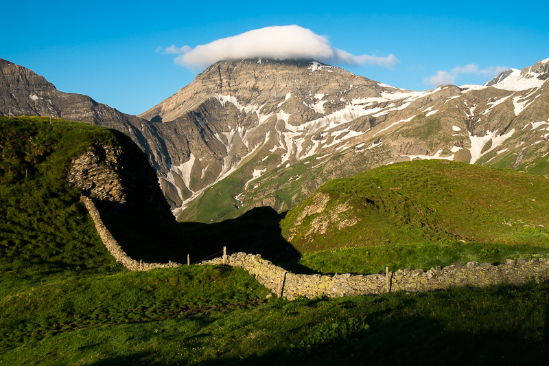 Trinserhorn (Piz Dolf) mit Föhnwolke. Fotostandort: Gamserälpli Obersäss im Calfeisental Trinserhorn (Piz Dolf) mit Föhnwolke. Fotostandort: Gamserälpli Obersäss im Calfeisental