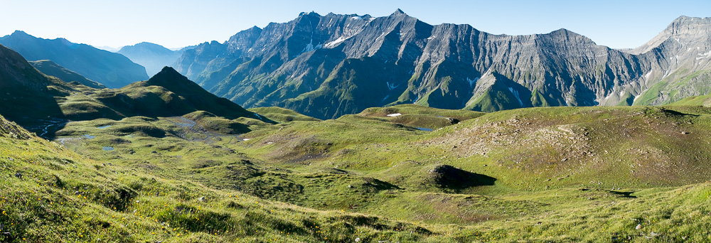 Aussicht auf das Ringelgebirge. Links im Hintergrund der Calanda. Standort: „Chrazeri“ im Calfeisental Aussicht auf das Ringelgebirge. Links im Hintergrund der Calanda. Standort: „Chrazeri“ im Calfeisental