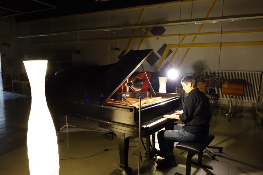 Eva Batt am Steinway-Flügel in den Bauer Studios